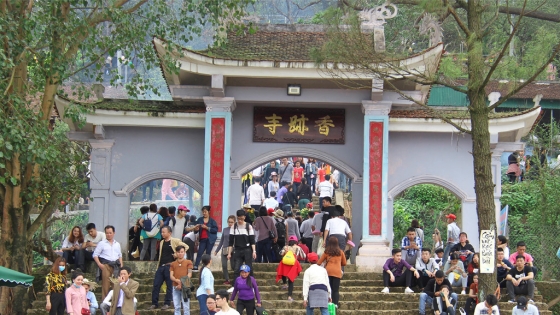 ề với chùa Hương Tích, du khách sẽ được thả hồn mình với những cảnh sắc tuyệt đẹp
