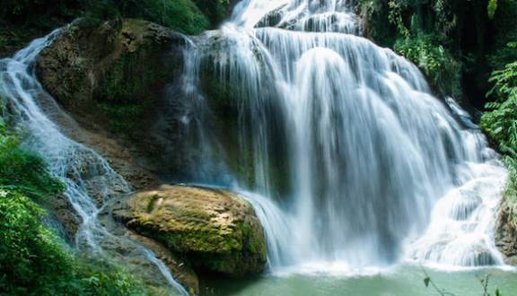 Thác Thăng Thiên nổi tiếng là một khu du lịch với diện tích vô cùng rộng lớn được bao phủ bởi rừng nguyên sinh